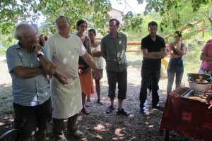 Pascal, chef militant, donne aux participants une leçon de pédagogie culinaire (Trescléoux, 23 août 2013)