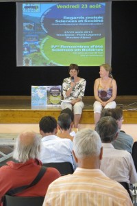 Séance d'ouverture animée par Jocelyne Mallet de l'association Khéper et Claudia Neubauer, directrice de la FSC (Pont Lagrand, 23 août 2013)